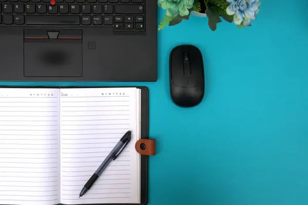 Not defteri dizüstü bilgisayarın üstünde mavi masadaki farenin yanında açılıyor.                      