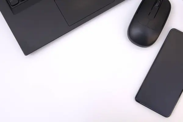 Akıllı telefon, fare ve dizüstü bilgisayar beyaza izole edildi