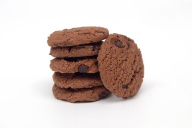 Beyaz arka planda bir yığın çikolatalı bisküvi.                   