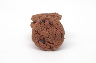 Beyaz arka planda bir yığın çikolatalı bisküvi.                   