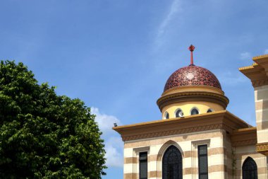 Güzel Kubbe Camii Mimarisi mavi gökyüzü arka planına sahip                    