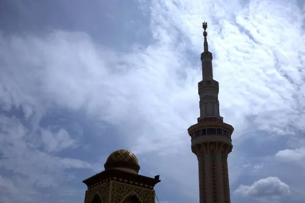 Mavi gökyüzüne karşı cami kuleleri                       
