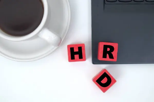 Kırmızı blokta bir fincan kahvenin önünde HRD yazıyor.