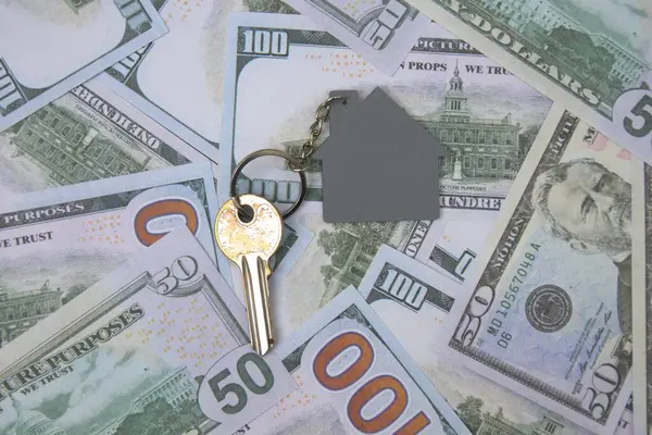 Evin anahtarları 100 dolarlık banknotların üzerinde.