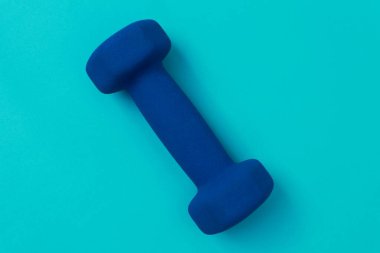 Mavi arka planda mavi bir halter.