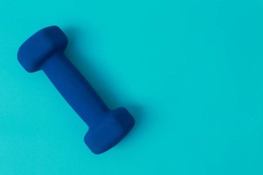 Mavi arka planda mavi bir halter.