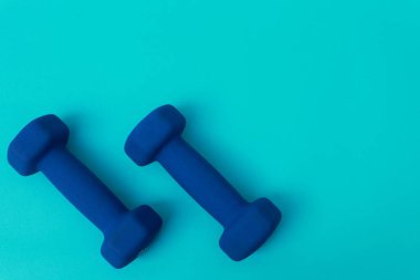 Mavi arka planda iki mavi halter.