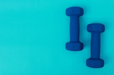 Mavi arka planda iki mavi halter.