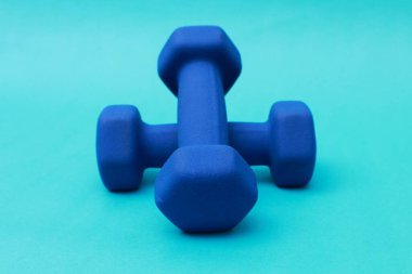 Mavi arka planda iki mavi halter