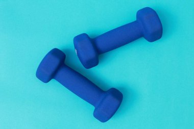 Mavi arka planda iki mavi halter.