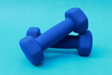 Mavi arka planda iki mavi halter yığını