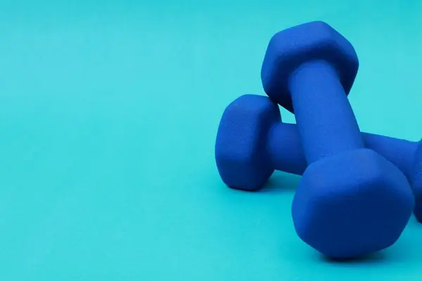 Mavi arka planda iki mavi halter yığını