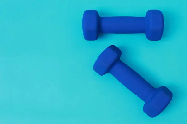 Mavi arka planda iki mavi halter.