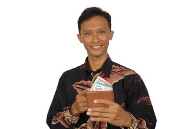 Asyalı bir adam içinde bir sürü para olan bir cüzdanı elinde tutuyor..