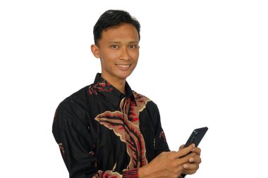 Elinde mutlu bir ifadeyle cep telefonu tutan Asyalı bir adam.