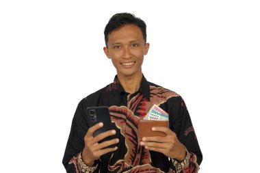 İçinde para olan bir cüzdan ve mutlu bir ifadeyle cep telefonu tutan Asyalı bir adam.