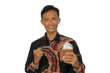 Asyalı bir adam içinde bir sürü para olan bir cüzdanı elinde tutuyor..