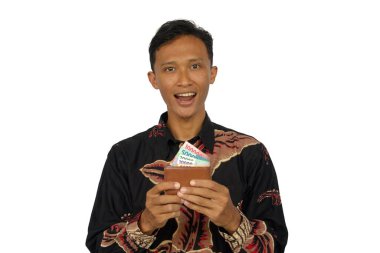 Asyalı bir adam içinde bir sürü para olan bir cüzdanı elinde tutuyor..