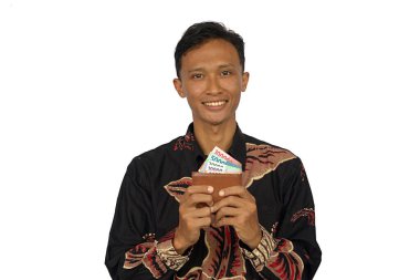 Asyalı bir adam içinde bir sürü para olan bir cüzdanı elinde tutuyor..