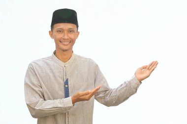 Asyalı Müslüman bir adam iki elini de mutlu bir ifadeyle açar..