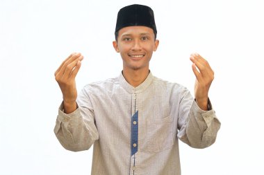 Asyalı Müslüman bir adam iki elini de mutlu bir ifadeyle açar..