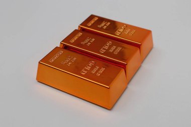 Beyaz arka planda parlayan altın külçeleri