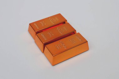 Beyaz arka planda parlayan altın külçeleri