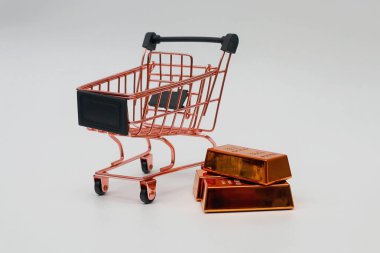 Altın külçeleri alışveriş arabasının yanında.