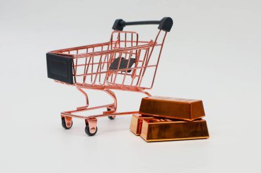 Altın külçeleri alışveriş arabasının yanında.