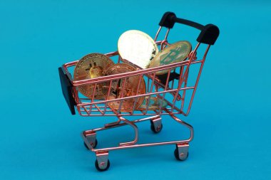 Mavi arka planda bitcoin içeren bir tramvay