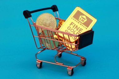 Mavi arka planda altın ve bitcoin ile tramvay