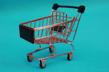 Mavi arka planda altın tramvay