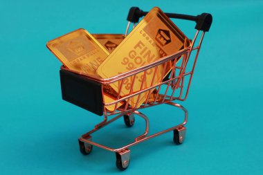 Mavi arka planda altınla dolu bir tramvay