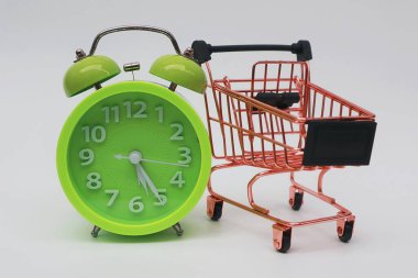 Beyaz arkaplanda alarm saatinin yanındaki tramvay
