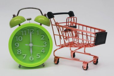 Beyaz arkaplanda alarm saatinin yanındaki tramvay