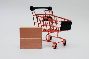 Beyaz arka planda tramvay ve tahta bloklar