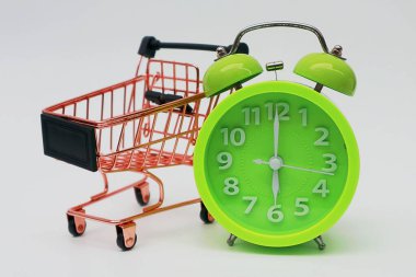 Beyaz arkaplanda alarm saatinin yanındaki tramvay