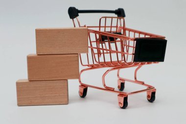 Beyaz arka planda tramvay ve tahta bloklar