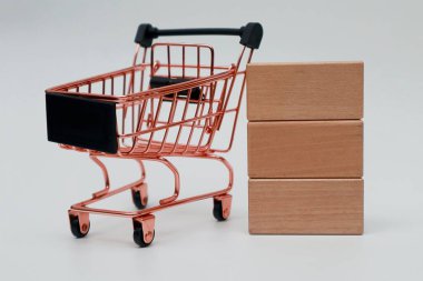 Beyaz arka planda tramvay ve tahta bloklar