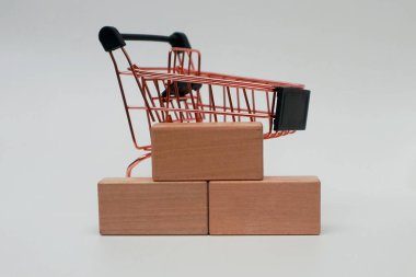 Beyaz arka planda tramvay ve tahta bloklar