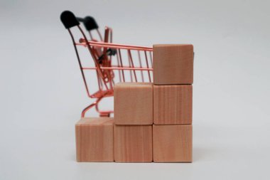 Beyaz arka planda tramvay ve tahta bloklar