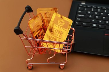 Pembe alışveriş arabasında altın