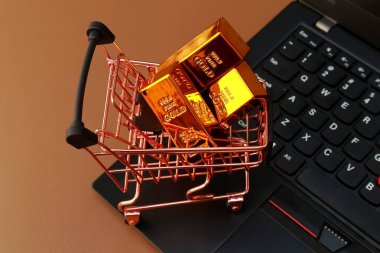 Pembe alışveriş arabasında altın