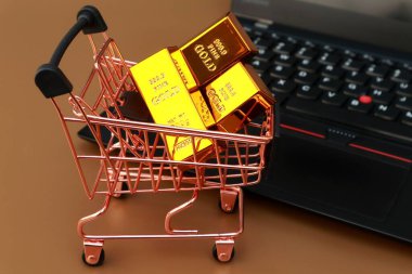 Pembe alışveriş arabasında altın