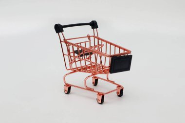 Beyaz arka planda pembe tramvay