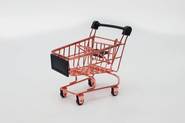 Beyaz arka planda pembe tramvay