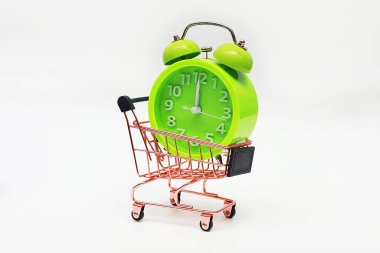 Beyaz arkaplanda pembe trollü ve alarm saati