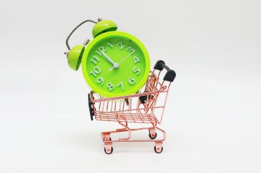 Beyaz arkaplanda pembe trollü ve alarm saati