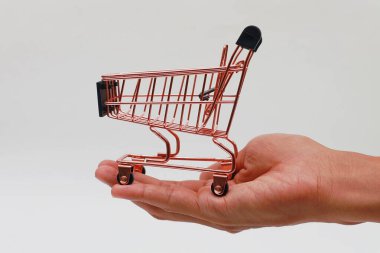 Beyaz arka planda pembe bir tramvayla el ele tutuşuyoruz.