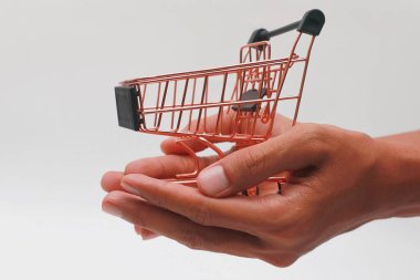 Beyaz arka planda pembe bir tramvayla el ele tutuşuyoruz.